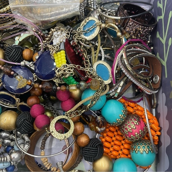 Vintage To Modern Jewelry & Small Accessories Lot Wear Craft Repair Repurpose - Picture 5 of 13